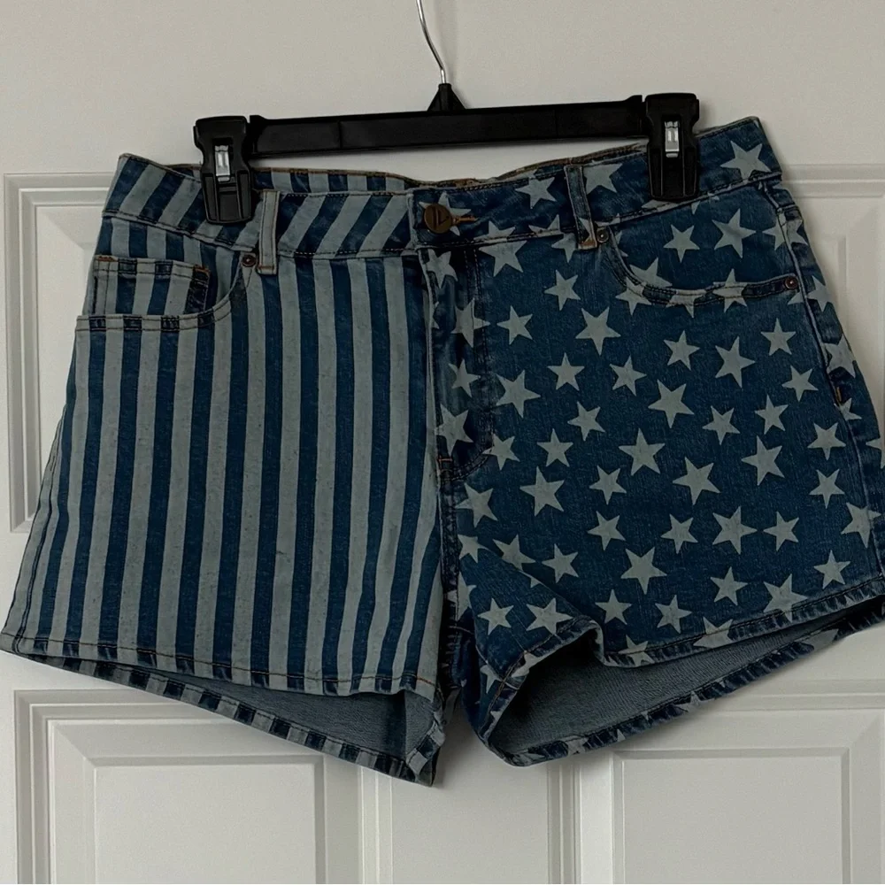 VENUS Americana Starry Denim Shorts - Picture 2 of 9